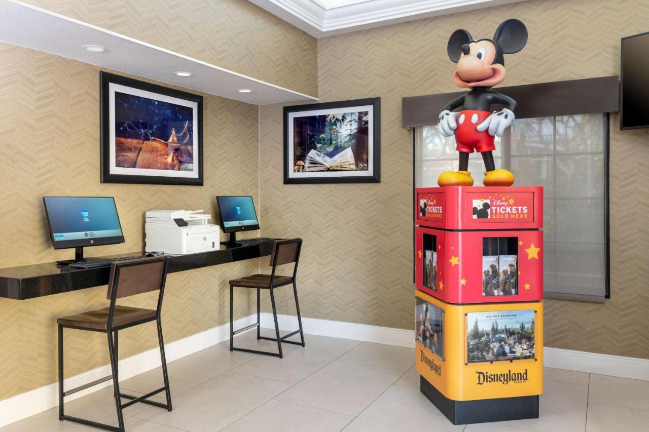 Best Western Plus Raffles Inn & Suites Anaheim Eksteriør billede