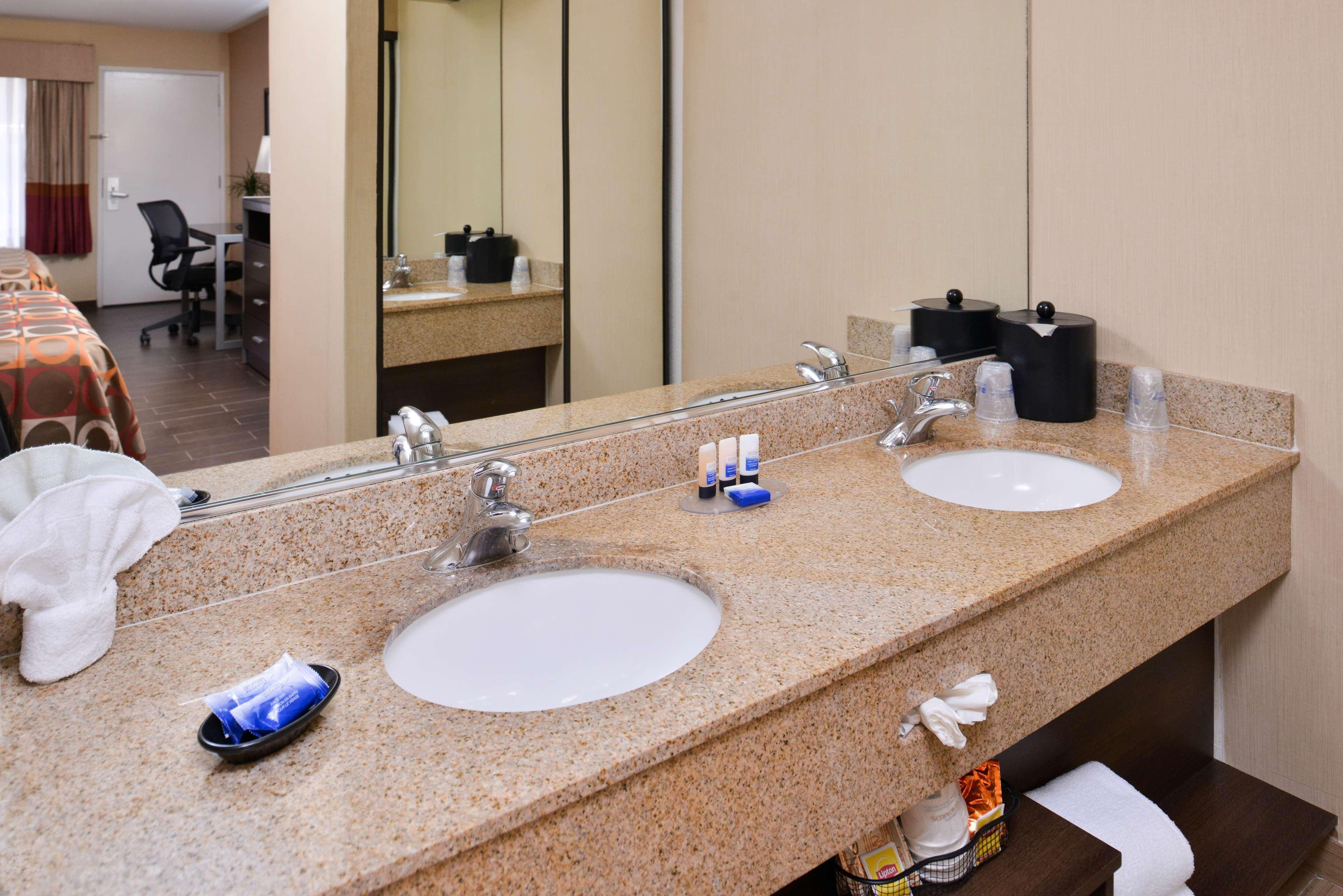 Best Western Plus Raffles Inn & Suites Anaheim Eksteriør billede