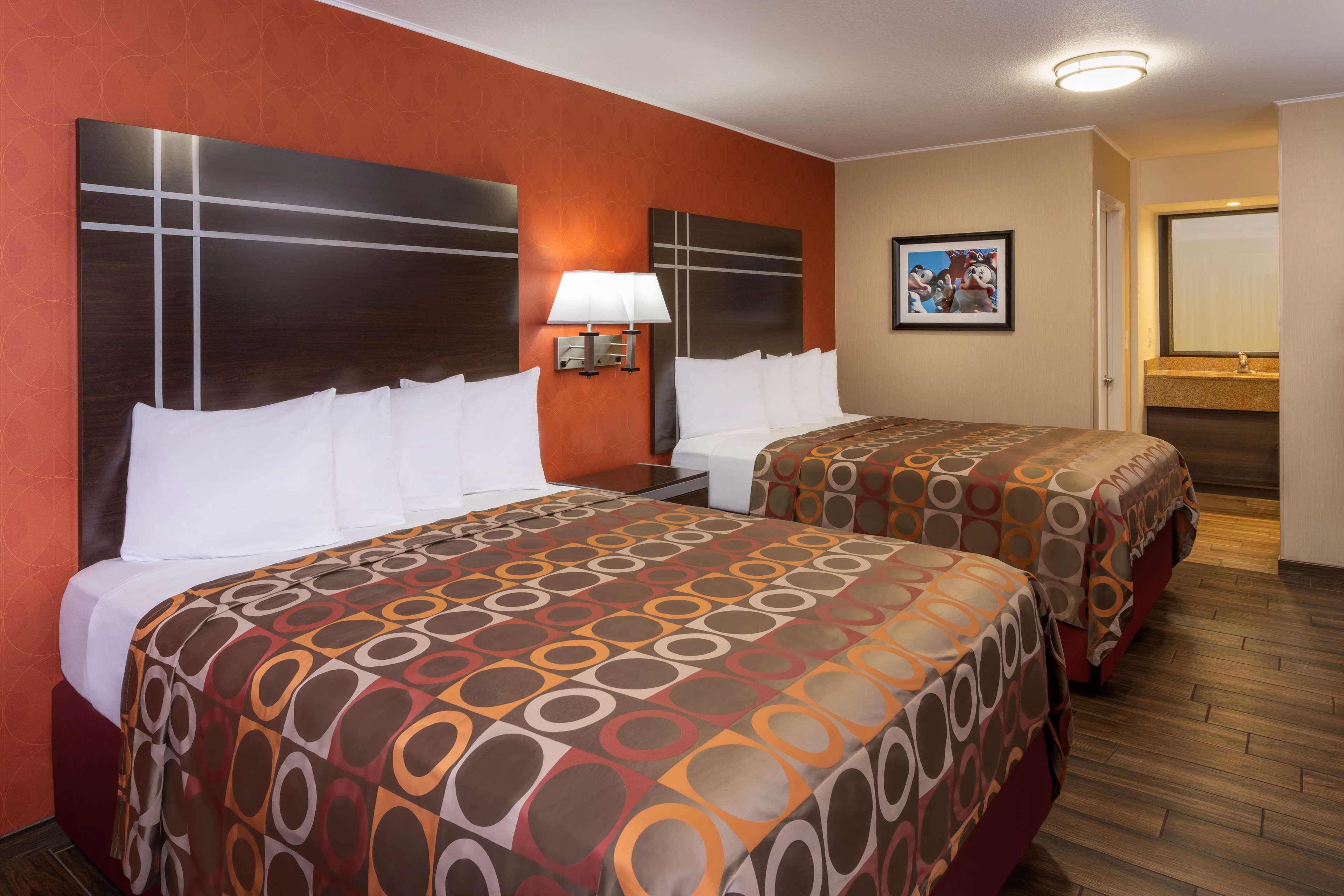Best Western Plus Raffles Inn & Suites Anaheim Eksteriør billede