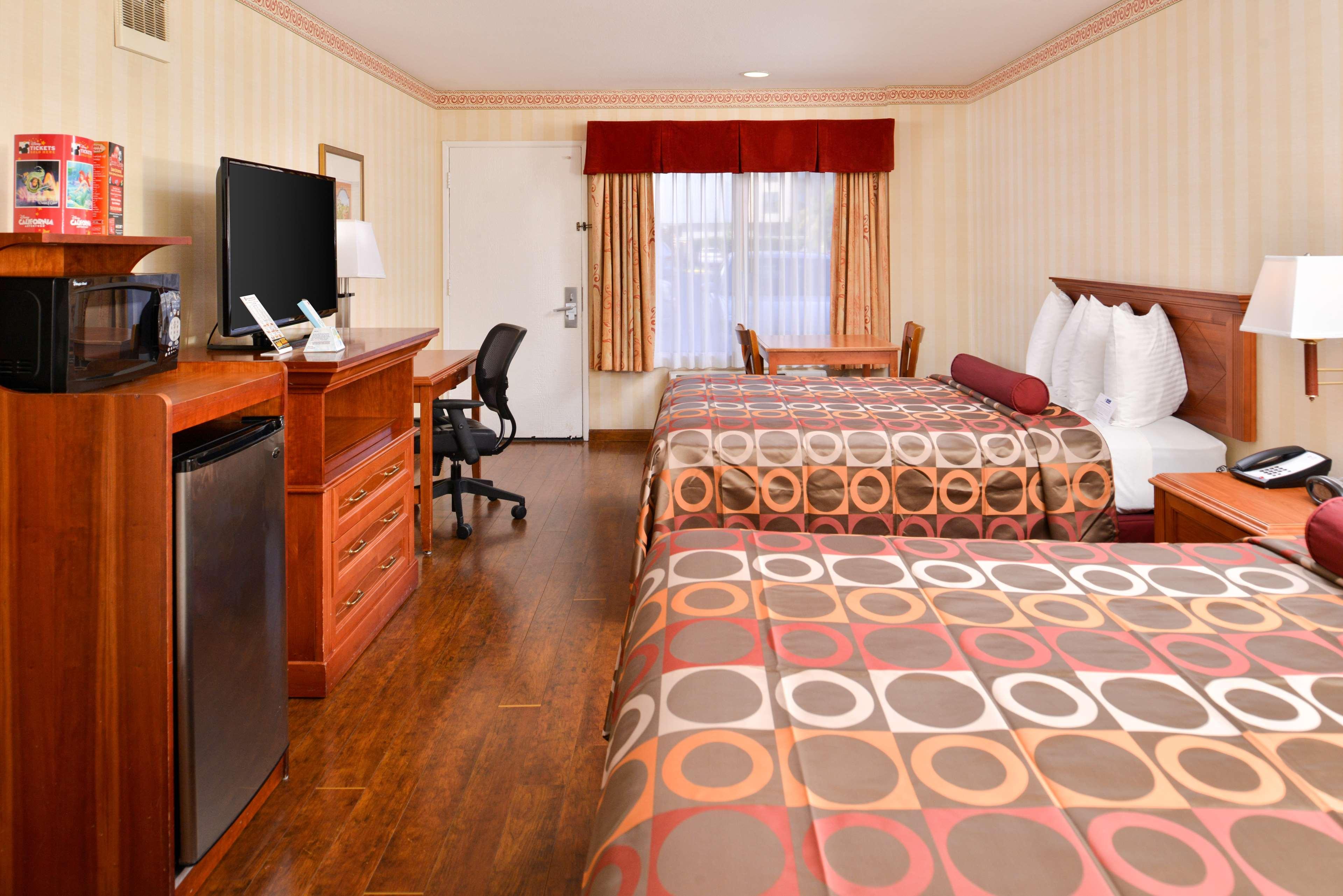 Best Western Plus Raffles Inn & Suites Anaheim Eksteriør billede