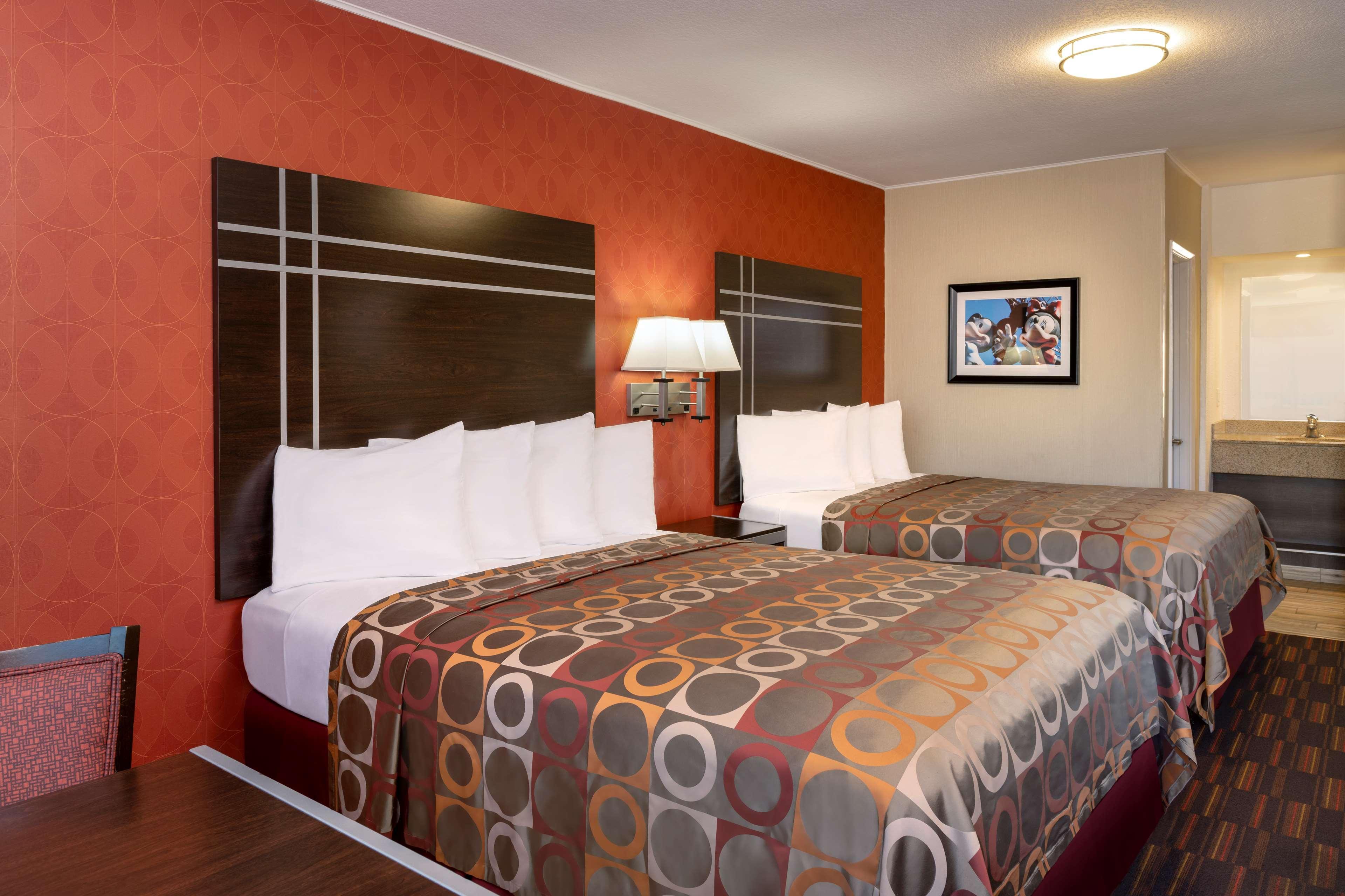 Best Western Plus Raffles Inn & Suites Anaheim Eksteriør billede