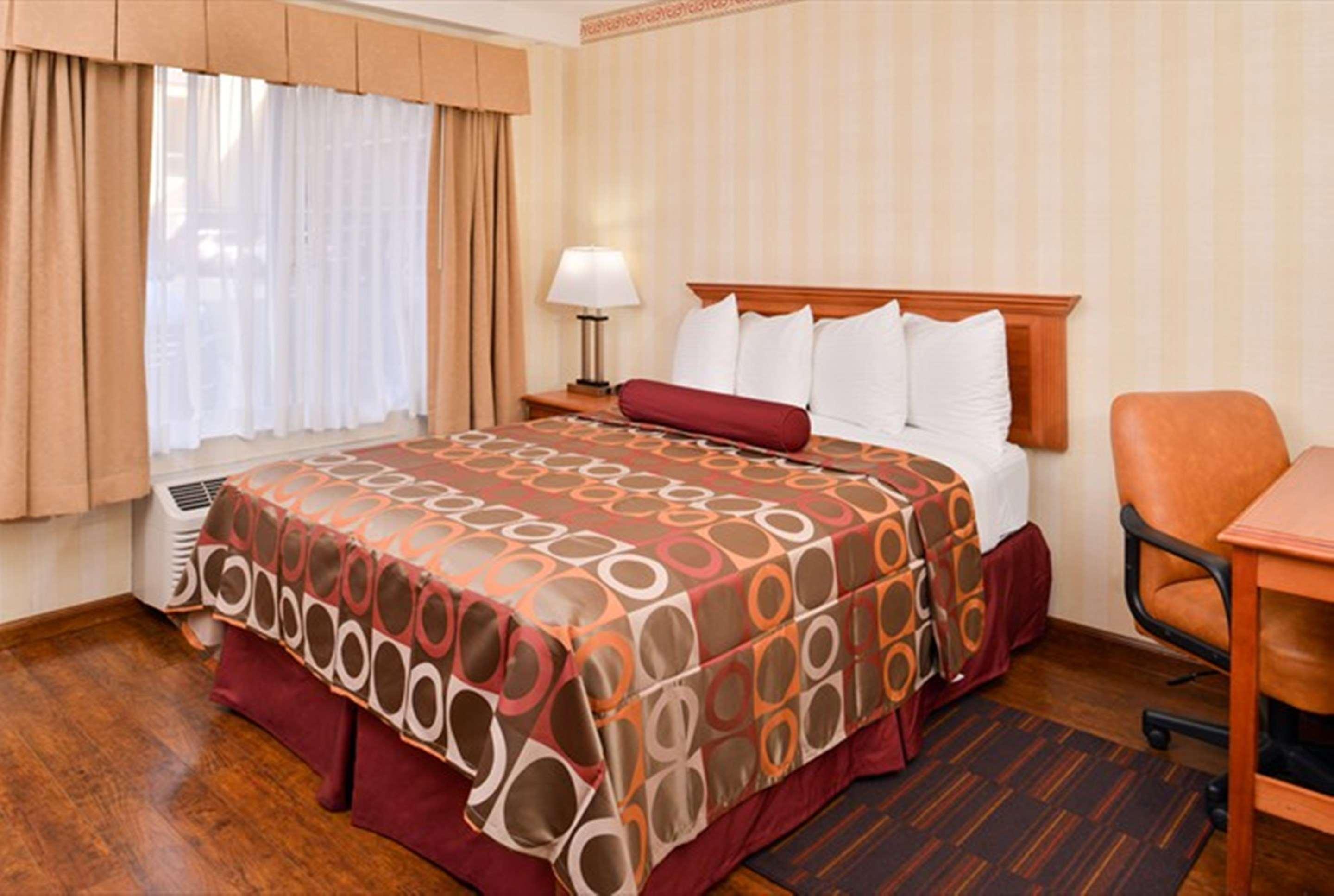 Best Western Plus Raffles Inn & Suites Anaheim Eksteriør billede