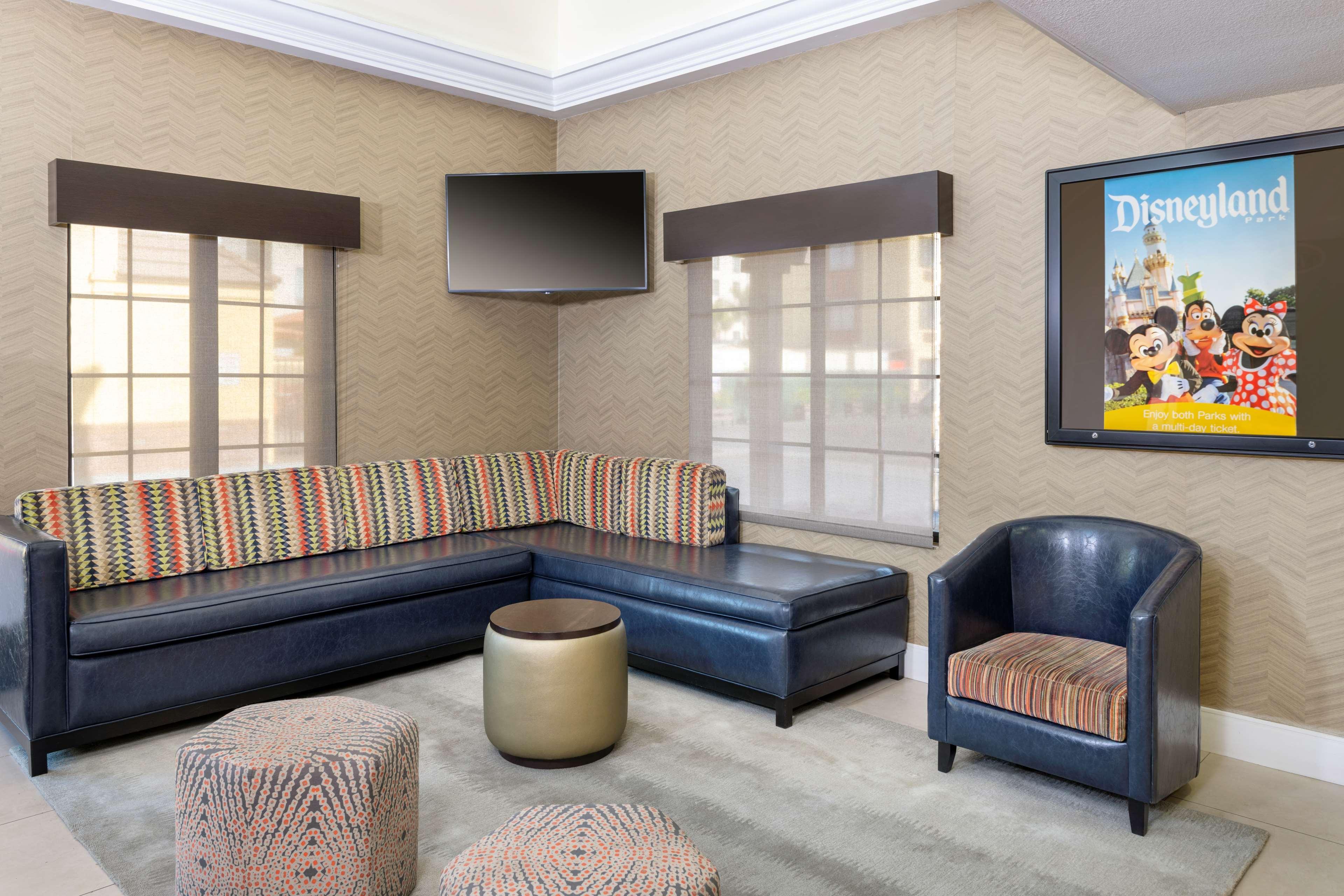 Best Western Plus Raffles Inn & Suites Anaheim Eksteriør billede