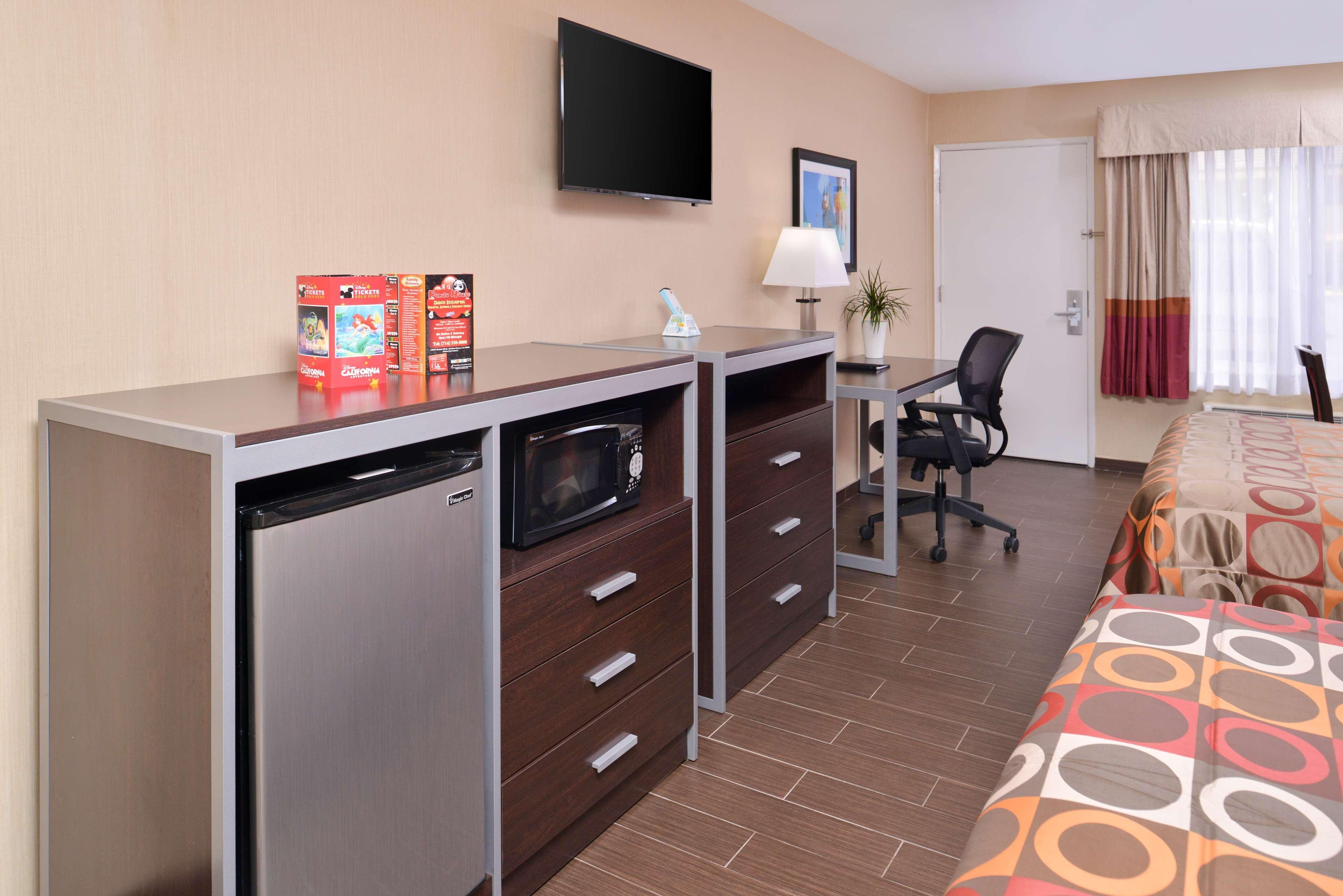 Best Western Plus Raffles Inn & Suites Anaheim Eksteriør billede