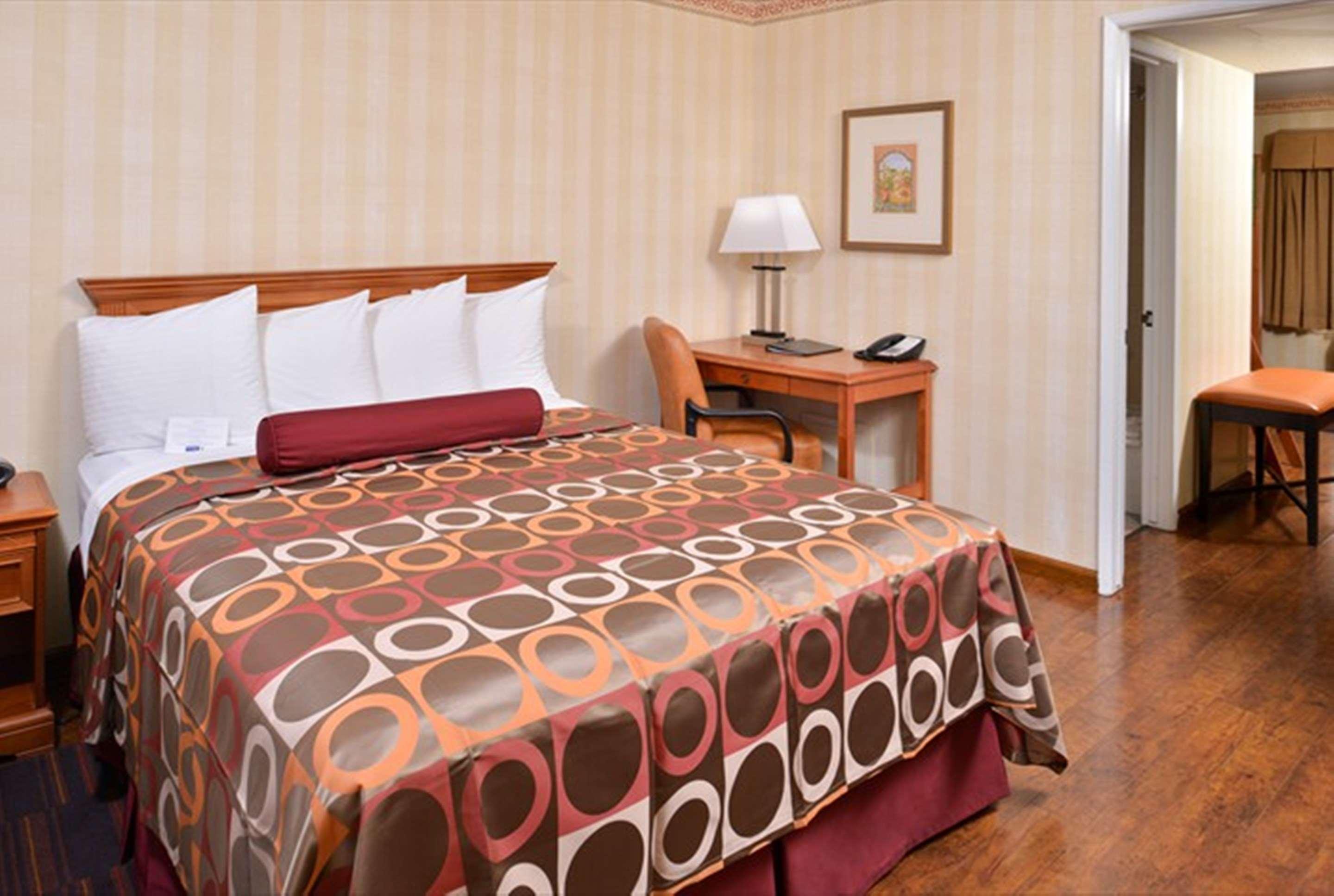 Best Western Plus Raffles Inn & Suites Anaheim Eksteriør billede