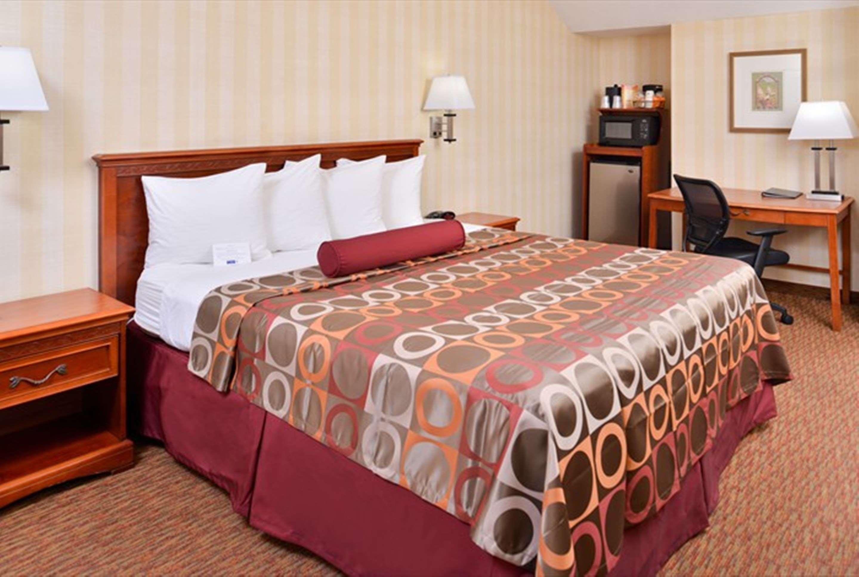 Best Western Plus Raffles Inn & Suites Anaheim Eksteriør billede