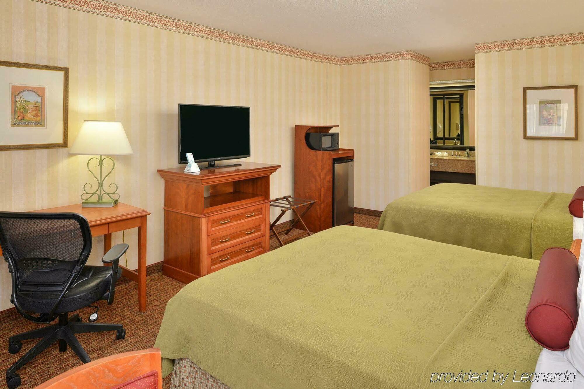Best Western Plus Raffles Inn & Suites Anaheim Eksteriør billede